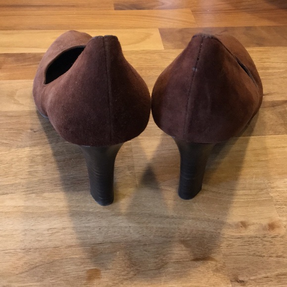 Salvatore Ferragamo Brown Suede Round Toe Pumps - Picture 7 of 7